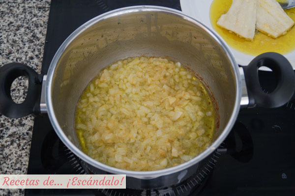 Sofrito de ajos y cebolla para el bacalao con tomate