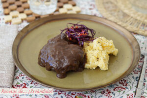 Receta de carrilleras de ternera en salsa con polenta cremosa
