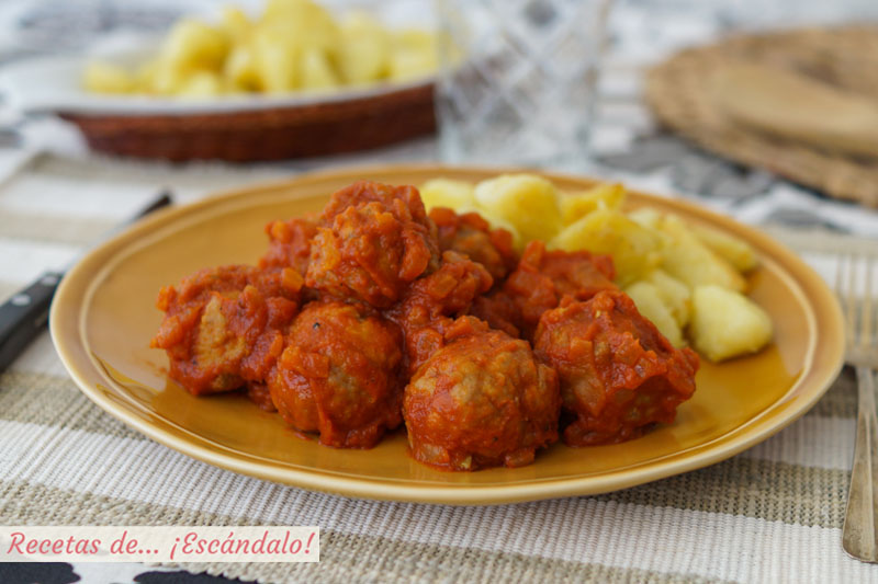 Albondigas de carne con salsa de tomate casera y patatas salteadas