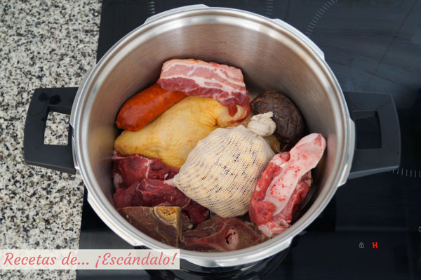 Carnes, huesos y garbanzos para el cocido madrileno