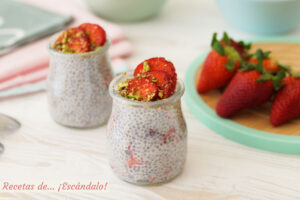 Pudin de semillas de chía con fresas. Receta de desayuno saludable y rápido