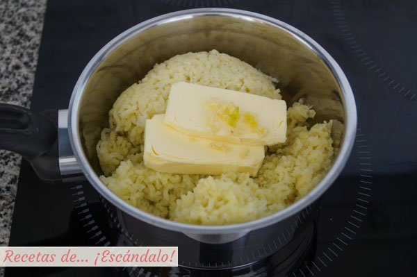 un poco de sal (si las has cocido en olla las patatas ya llevarán un poco de sal pero si las has hecho en el microondas no llevaban nada así que tenlo en cuenta) y pimienta negra recién molida al gusto