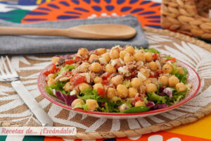 Ensalada de garbanzos con atún y pimiento rojo