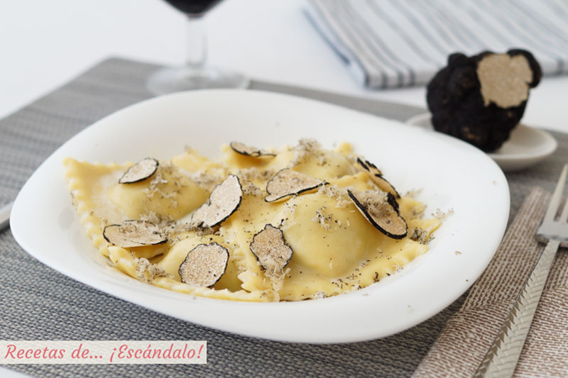 Raviolis de pasta fresca casera rellenos de requeson con trufa de verano