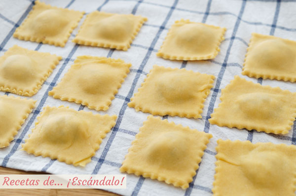 Raviolis de pasta fresca casera rellenos