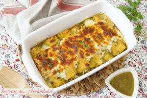Receta de enchiladas de pollo con salsa verde y queso, al estilo suizas
