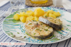 Merluza a la plancha muy jugosa. Receta con trucos para que no se rompa