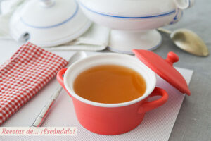 Consomé de Navidad delicioso y reconfortante. Receta tradicional