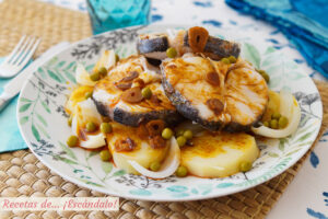 Merluza a la gallega con ajada, patatas y guisantes. Receta tradicional