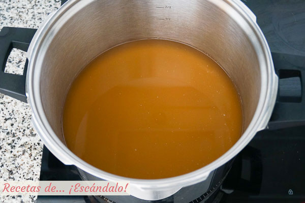 Receta tradicional de consome de Navidad delicioso y reconfortante