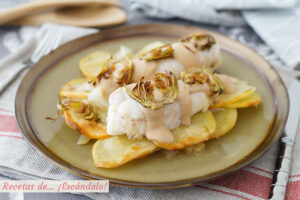 Rape al horno con patatas panaderas, salsa de almendras y alcachofas