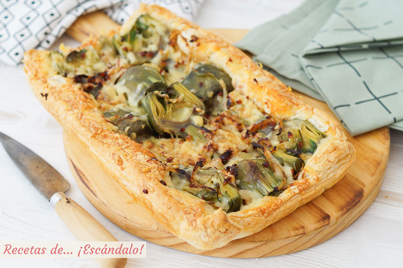 Tarta salada de hojaldre con alcachofas, jamon serrano y queso cheddar
