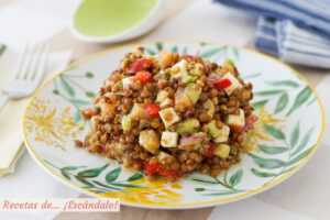 Ensalada de lentejas con salmón, aguacate y queso feta. Receta muy fácil