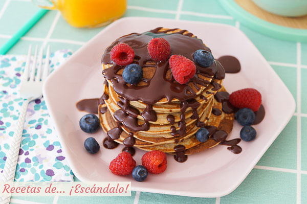 Como hacer torre de panqueques o pancakes de avena y banana con chocolate