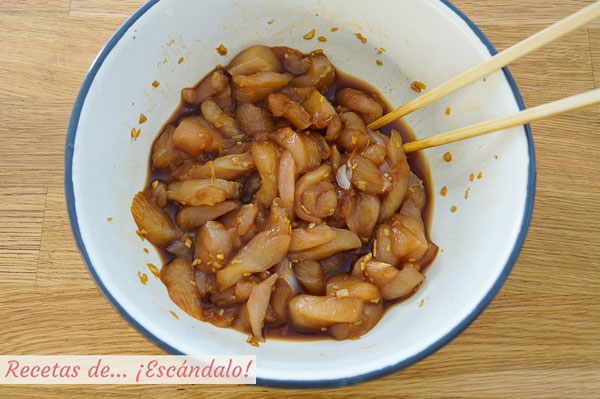 Pollo marinado con salsa de soja y jengibre