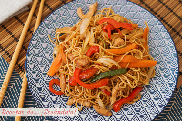 Como hacer chow mein de pollo y verduras, unos fideos chinos salteados riquisimos