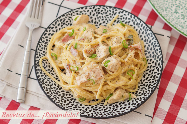 Como hacer espaguetis con pollo y bacon cremosos. Receta de pasta deliciosa