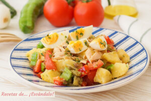 Ensalada de verano con patatas y vinagreta de anchoas y alcaparras