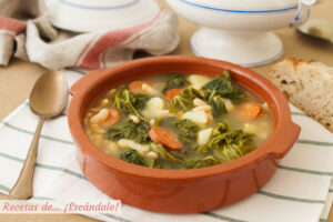 Caldo gallego tradicional con berza y lacón, delicioso y reconfortante