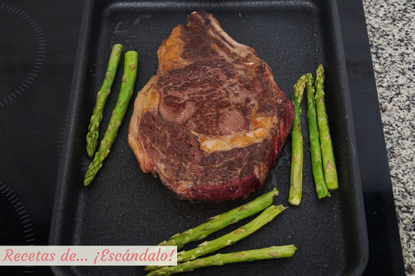 Chuleton a la plancha con esparragos