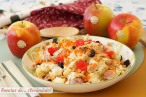 Ensalada de manzana navideña con piña, pasas y nueces