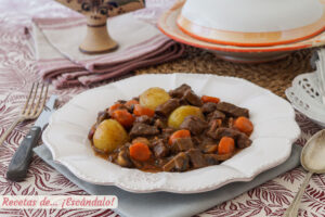 Boeuf bourguignon o carne al vino tinto, una receta francesa espectacular