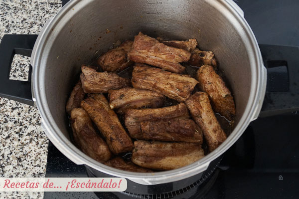 Costillas en salsa de vino