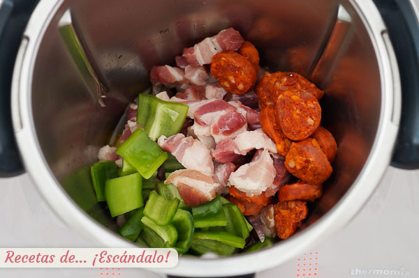 Panceta, chorizo y pimiento verde migas thermomix
