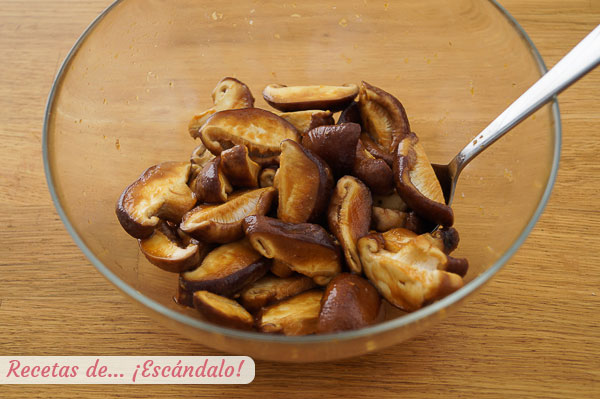 Setas shiitake marinadas con salsa de soja