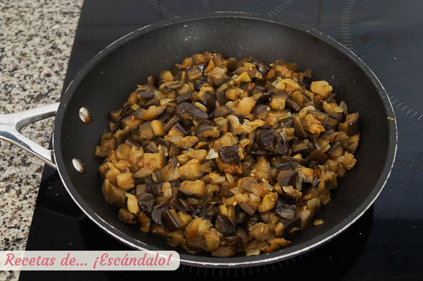 Sofrito cebolla, ajo y berenjena para tortilla
