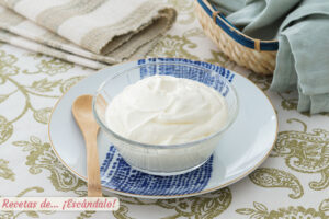 Aprende a preparar crème fraîche casera y conoce cómo usarla