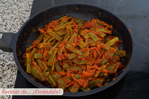 Judias con tomate y jamon caseras