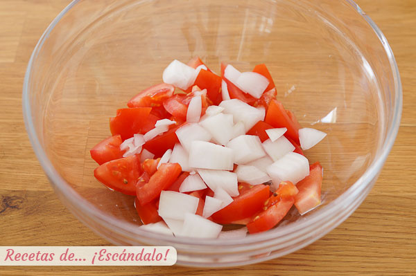 Tomate y cebolla para esqueixada catalana de bacalao