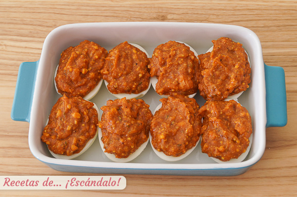 Huevos rellenos con atun y tomate