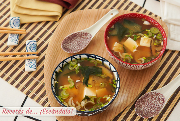 Como hacer sopa de miso japonesa con caldo dashi casero. Receta tradicional