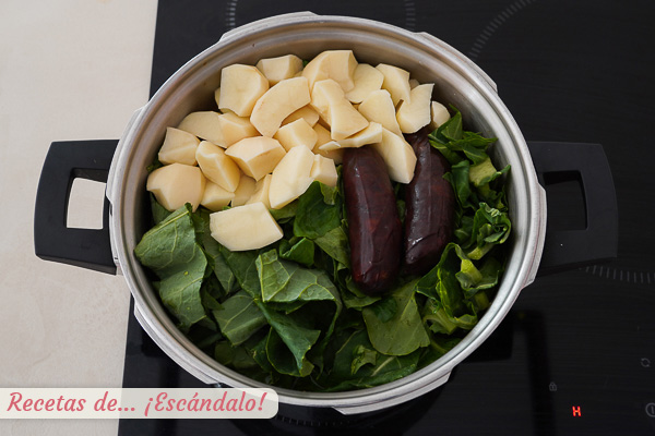 Patatas, berza y morcillas cocido montanes