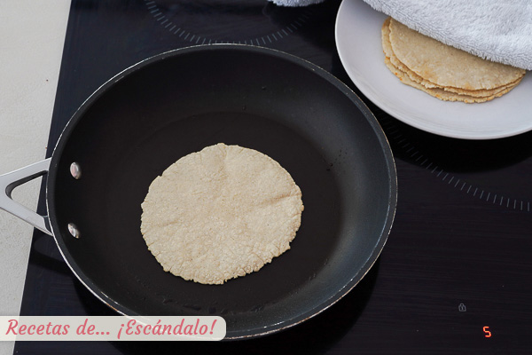 Tortillas de maiz en la plancha
