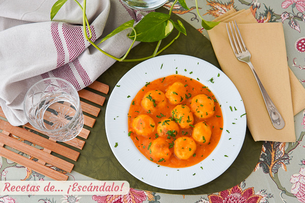 Como hacer albondigas de pollo en salsa de verduras. Receta paso a paso