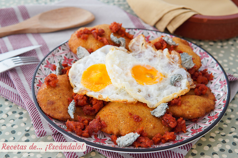 Tortos con picadillo de chorizo, huevos fritos y queso cabrales. Receta  asturiana - Recetas de... ¡Escándalo!