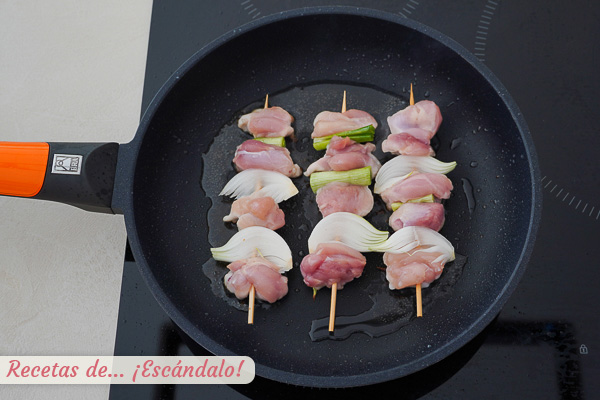 Brochetas de pollo yakitori
