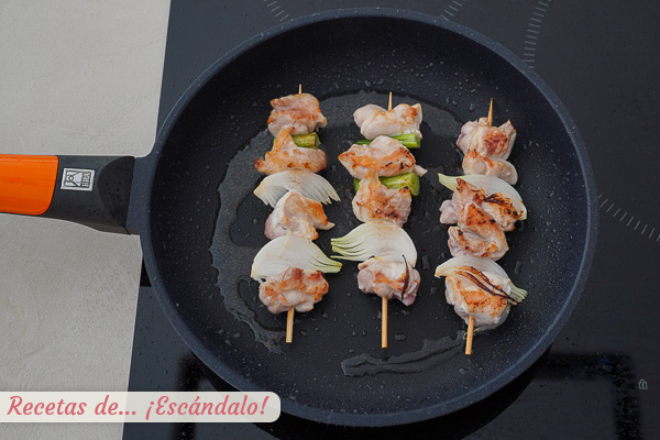 Yakitori de pollo con cebolleta