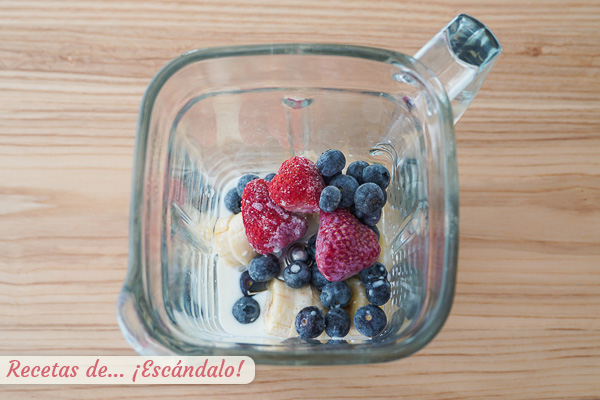 Frutas congeladas y leche acai bowl