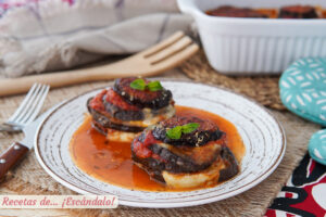 Berenjenas a la parmesana o parmigiana con salsa de tomate casera