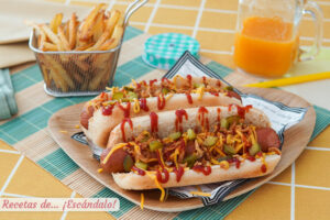 Receta de hot dog o perrito caliente con queso y pepinillos