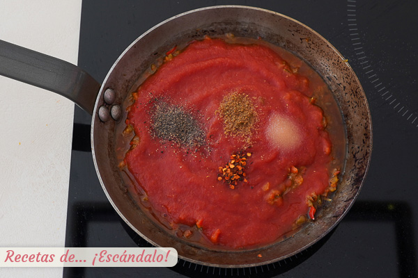 Ingredientes salsa de tomate y pimientos shakshuka