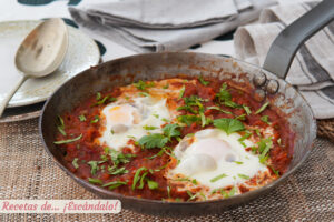 Shakshuka, una receta de huevos con salsa de tomate y pimientos
