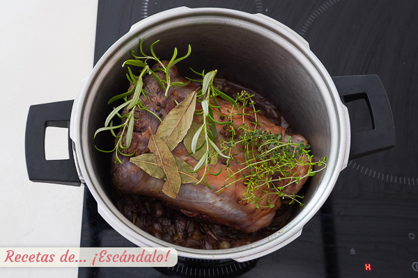 Jarrete de ternera con vino y hierbas aromaticas