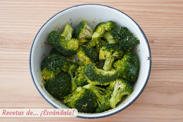 Brocoli alinado con especias y hierbas aromaticas