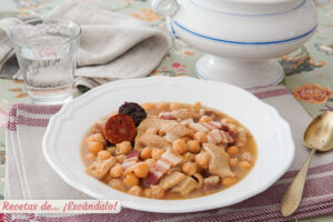 Callos a la gallega con garbanzos, un plato tradicional irresistible