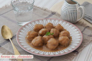 Las más ricas albóndigas en salsa española. Receta de la abuela